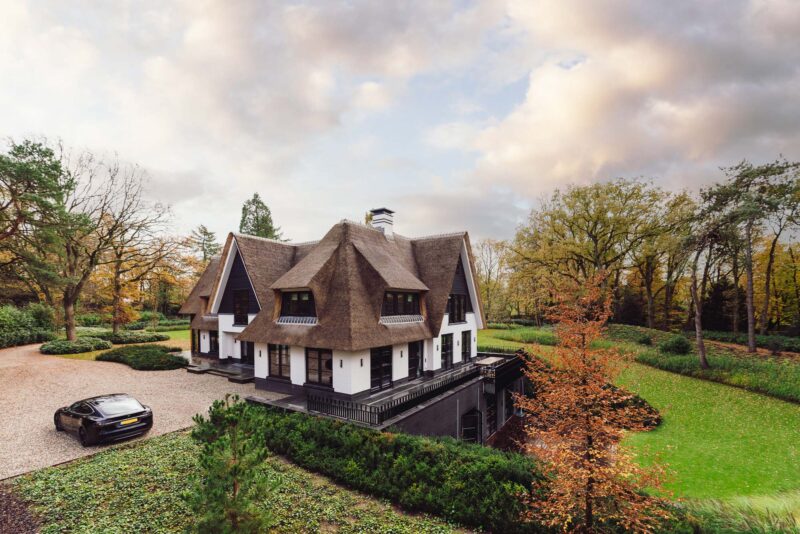 Rietgedekte-villa-in-het-bos-zijgevel