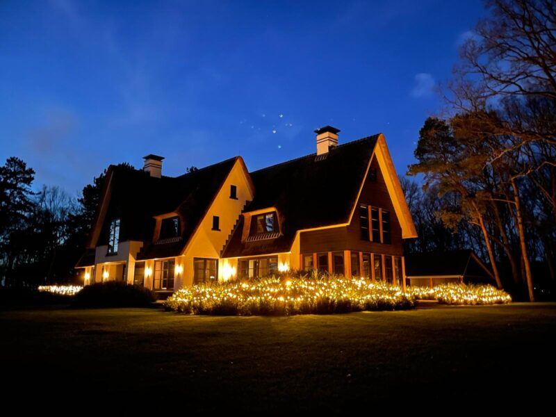 Rietgedekte-villa-in-het-donker