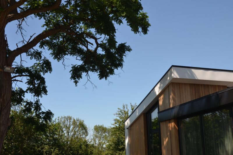 Schuurwoning-modern-dakranddetail-houten-gevelbekleding-scaled