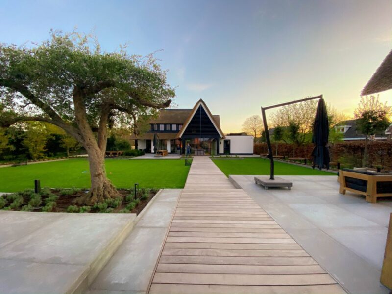 Villa-met-rieten-dak-door-EVE-Architecten-ontworpen-1