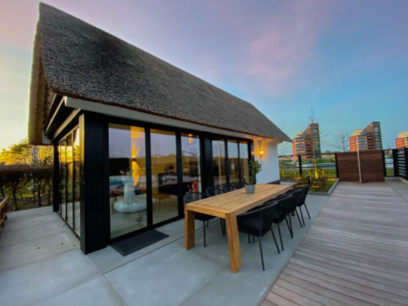 Villa-met-rieten-dak-door-EVE-Architecten-ontworpen-2