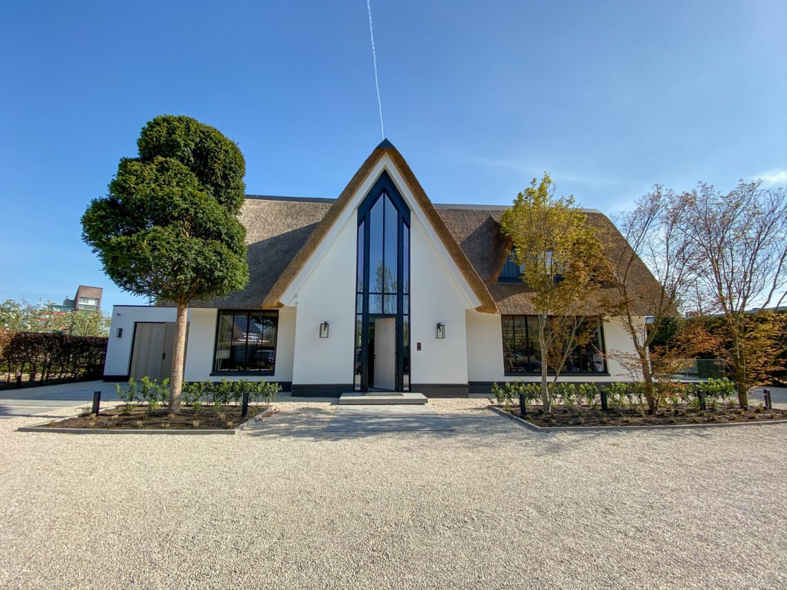 Villa-met-rieten-dak-door-EVE-Architecten-ontworpen-3