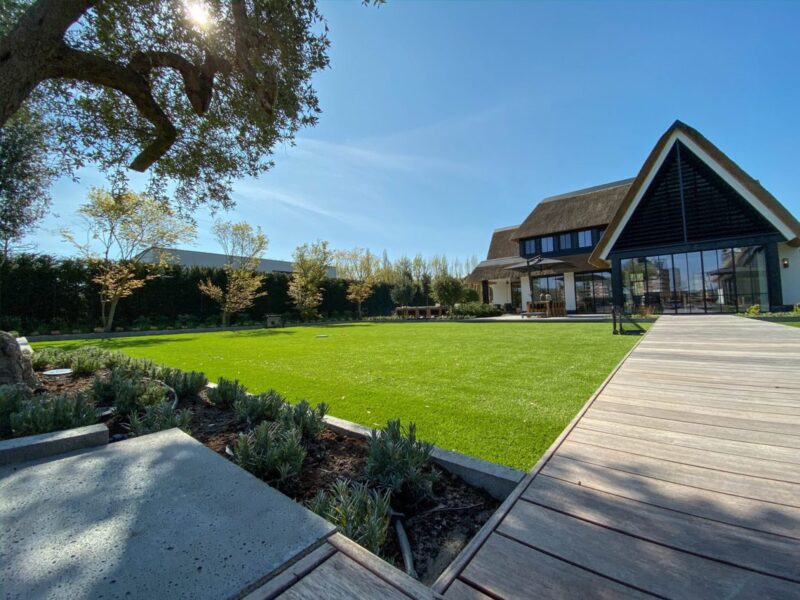 Villa-met-rieten-dak-door-EVE-Architecten-ontworpen-2