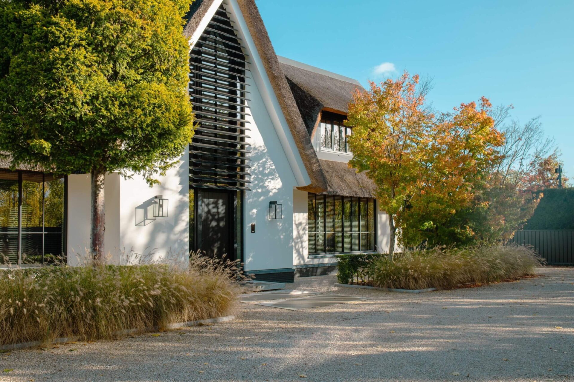 Villa-met-rieten-dak-door-EVE-Architecten-ontworpen-6