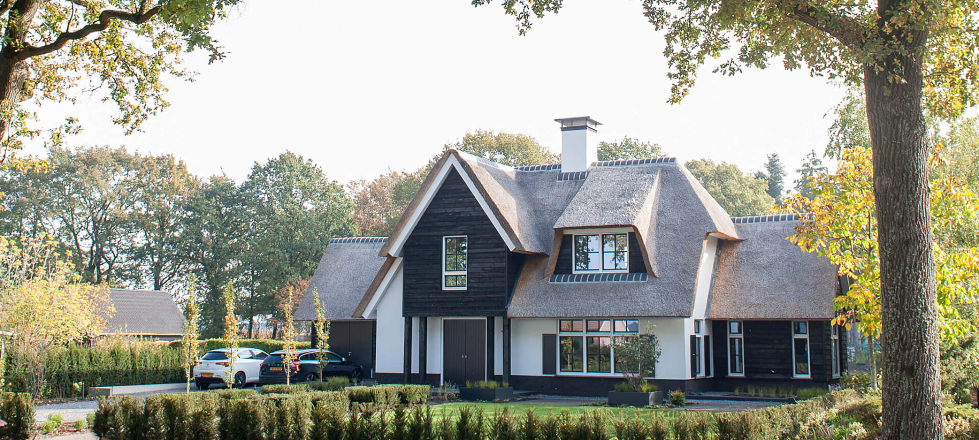 Welkom thuis in een luxe rietgedekte villa ontworpen door EVE Architecten (1)