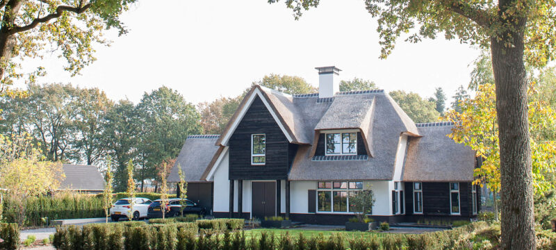 Welkom thuis in een luxe rietgedekte villa ontworpen door EVE Architecten (1)