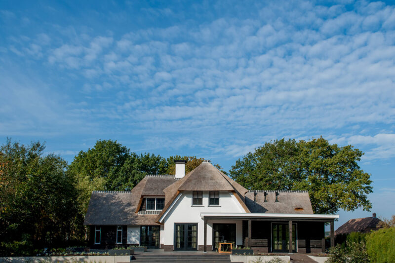 Welkom thuis in een luxe rietgedekte villa ontworpen door EVE Architecten (2)