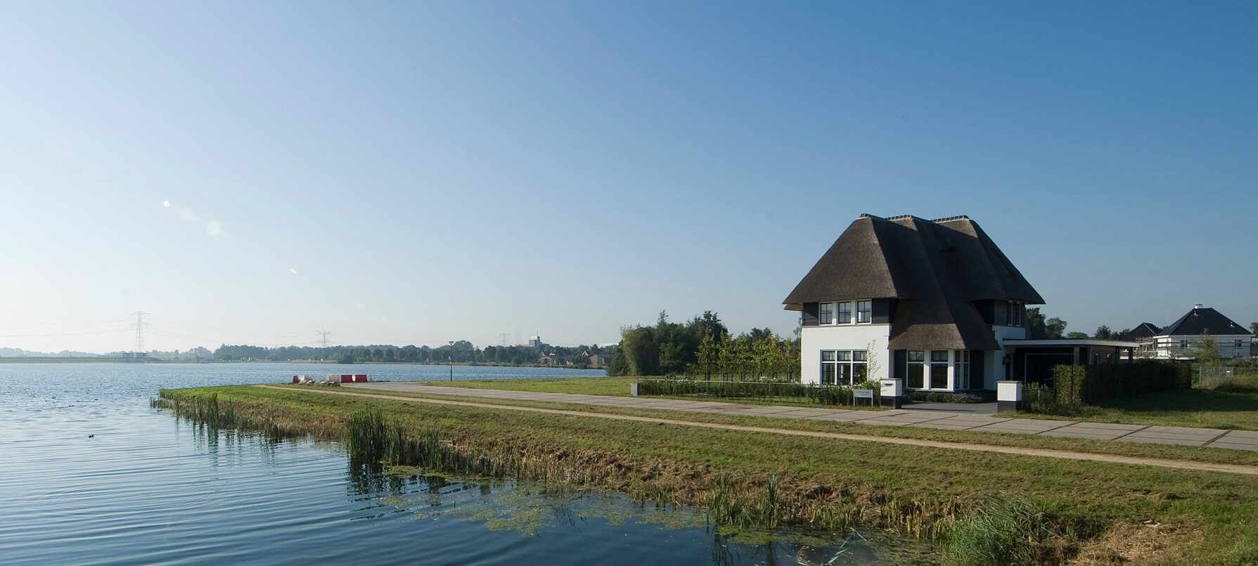 Zo de natuur in - wonen aan het water in een rietgedekte EVE villa (1)