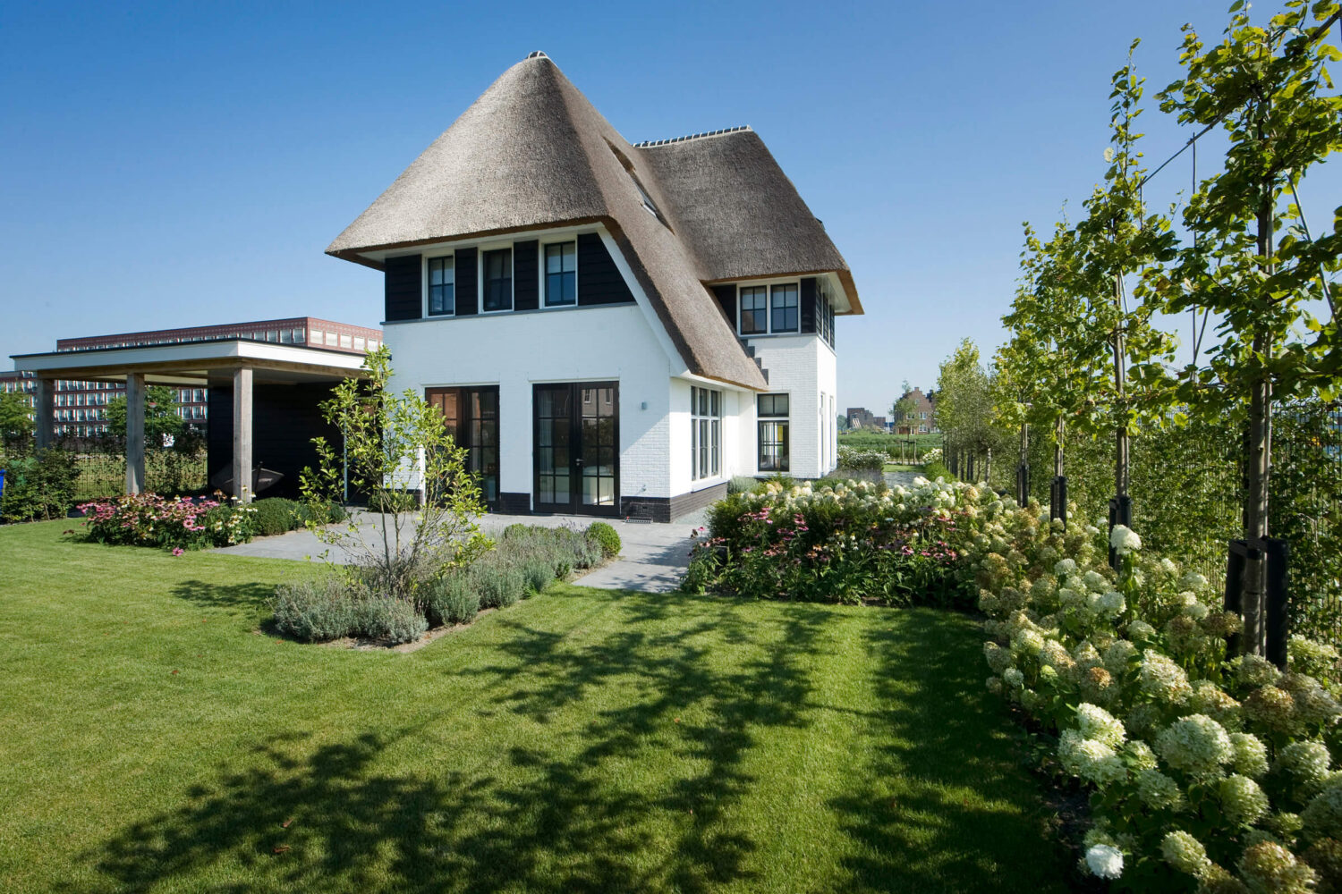 Zo de natuur in - wonen aan het water in een rietgedekte EVE villa (3)