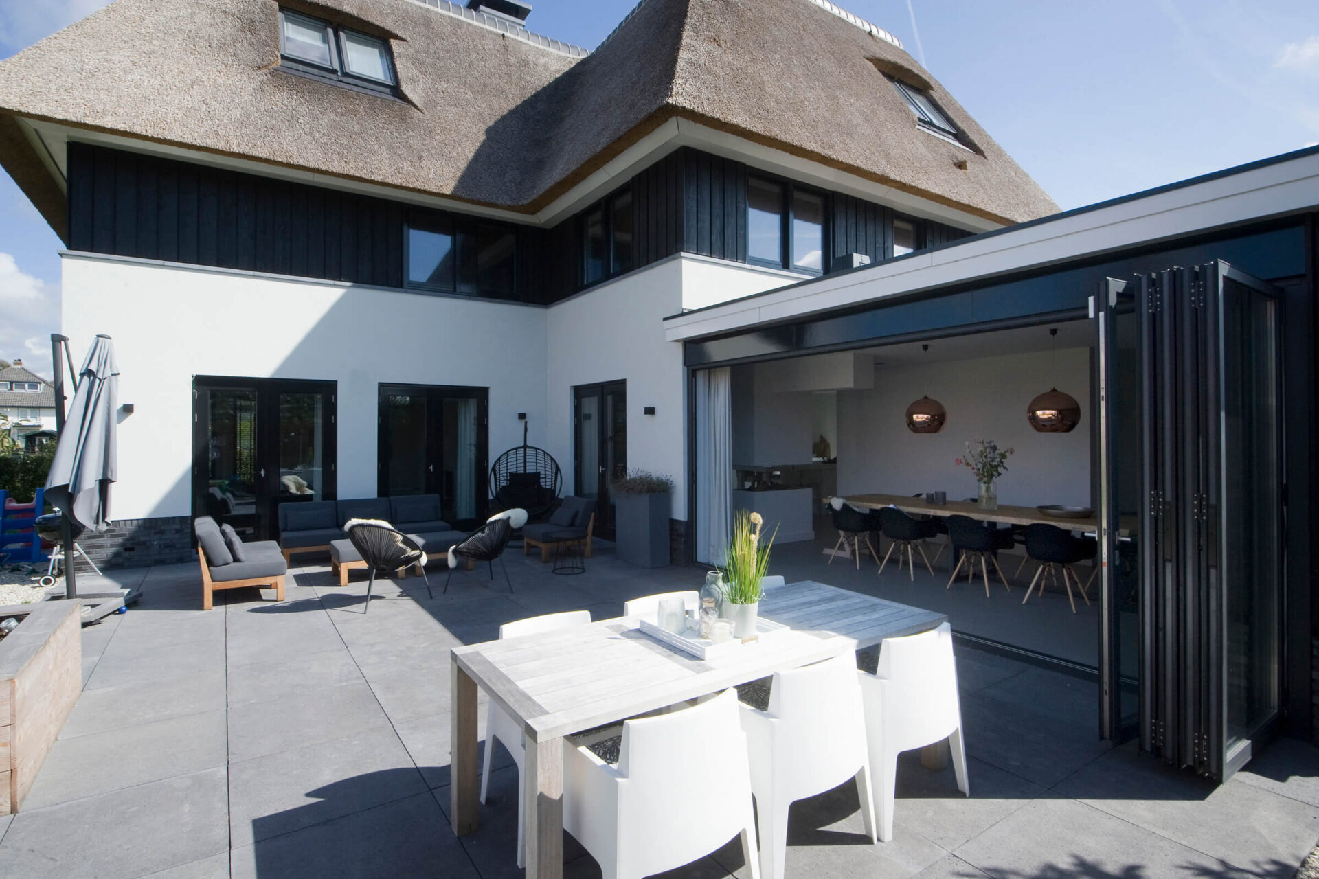 Zon in huis - moderne rietgedekte villa ontworpen door EVE Architecten (1)