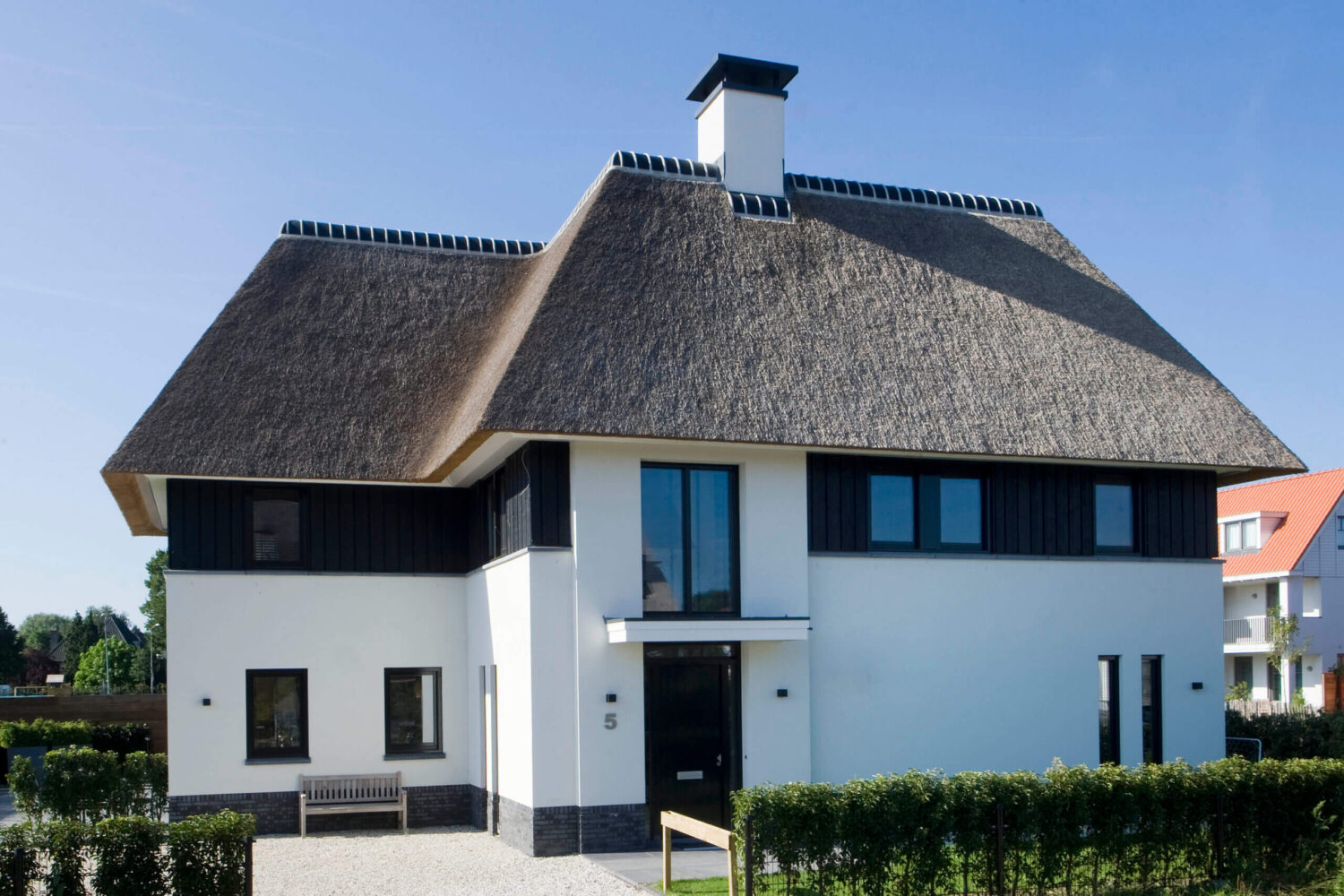 Zon in huis - moderne rietgedekte villa ontworpen door EVE Architecten (2)