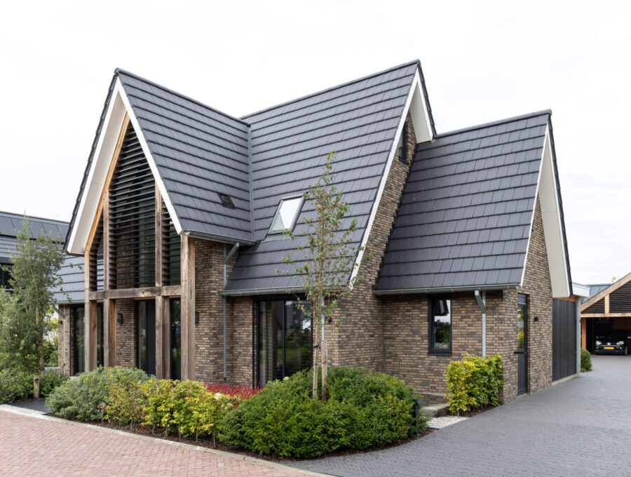 Landelijke moderne woning in het groen