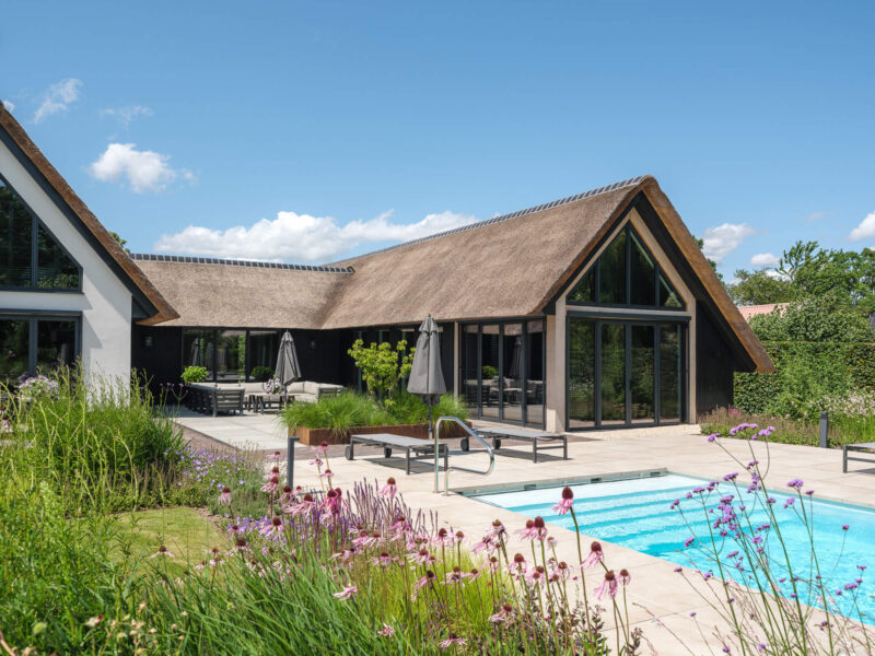 Levensloopbestendige woning ontworpen door EVE Architecten - Tuin zwembad