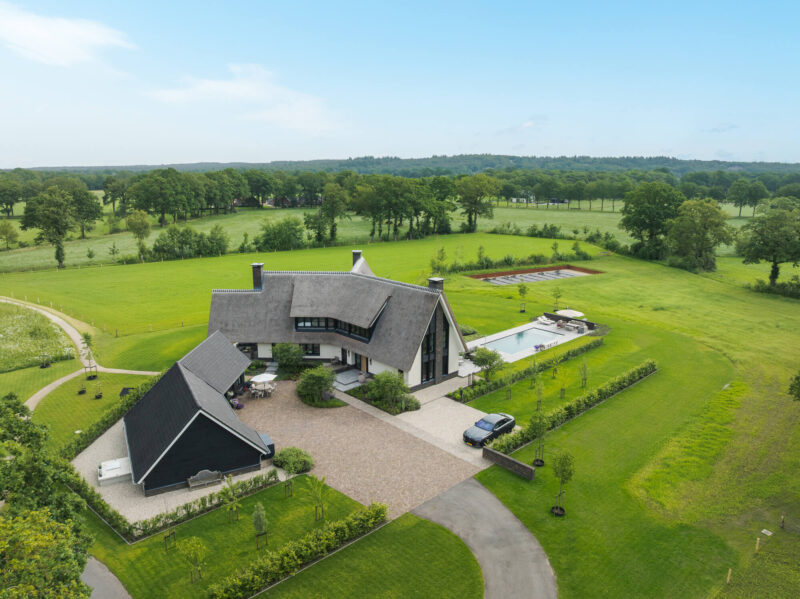 Modern landhuis ontworpen door EVE Architecten - totaalbeeld vanuit de lucht