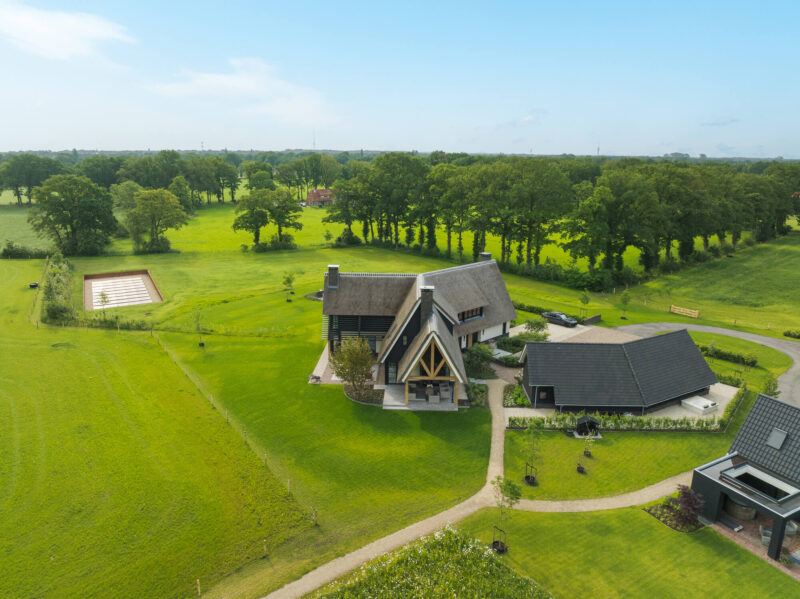 Modern landhuis ontworpen door EVE Architecten - totaalbeeld vanuit de lucht
