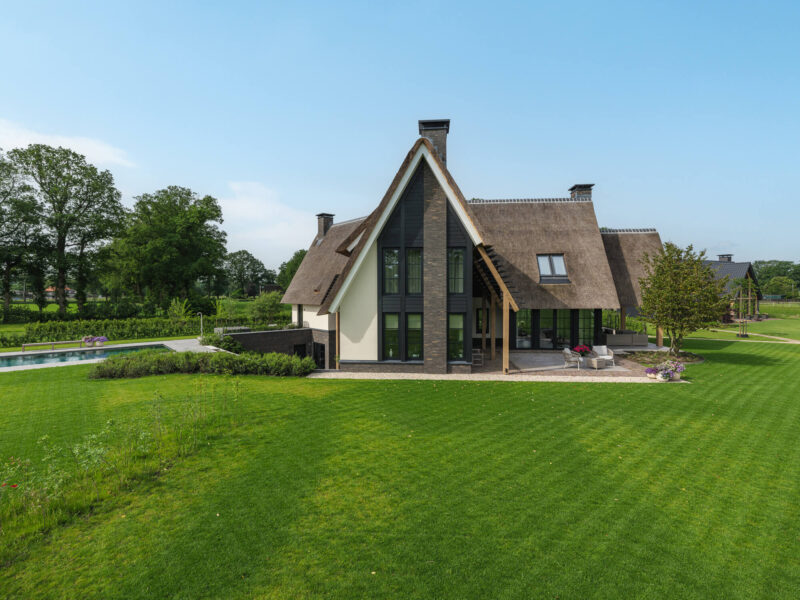 Modern landhuis ontworpen door EVE Architecten - achterzijde