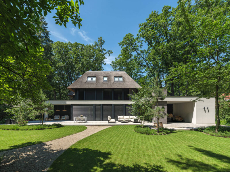 Eigentijdse villa ontworpen door EVE Architecten - Achterzijde