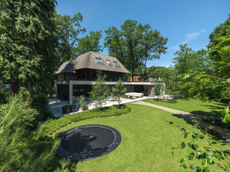 Eigentijdse villa ontworpen door EVE Architecten - Achterzijde