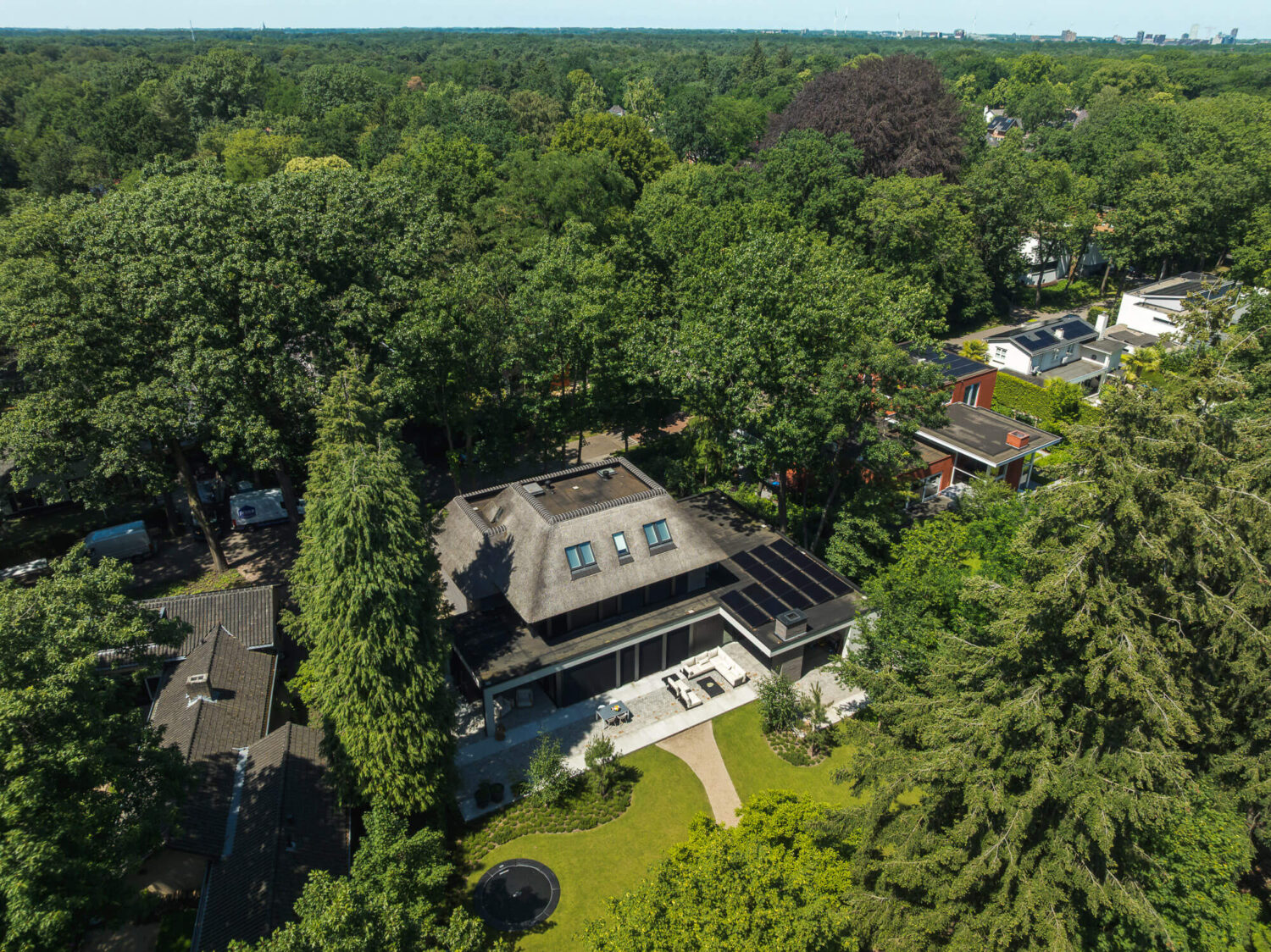Eigentijdse villa ontworpen door EVE Architecten - Totaalbeeld