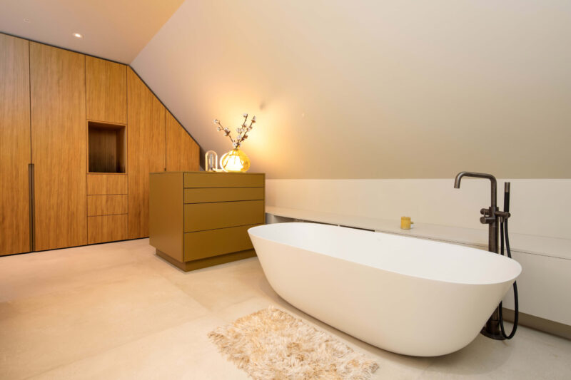 Luxe gezinsvilla ontworpen door EVE Architecten - Badkamer met ligbad