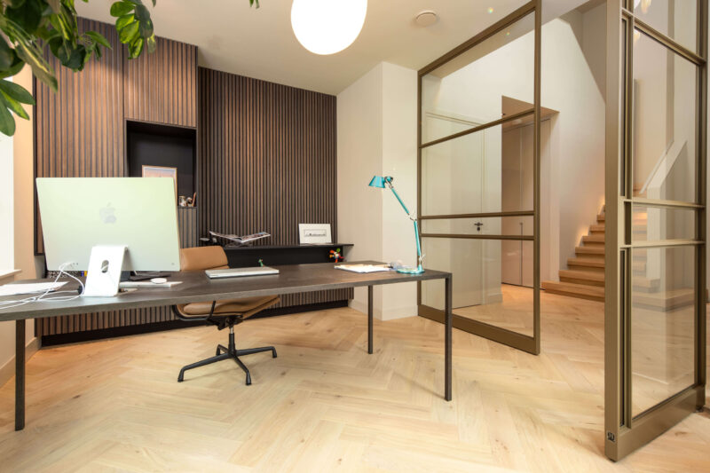 Luxe gezinsvilla ontworpen door EVE Architecten - Werkkamer