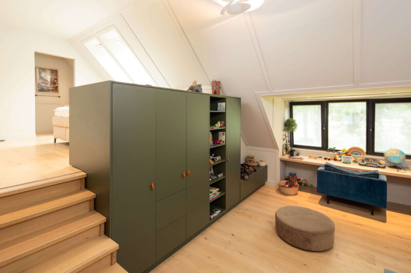Luxe gezinsvilla ontworpen door EVE Architecten - Kinderkamer met hoogteverschil