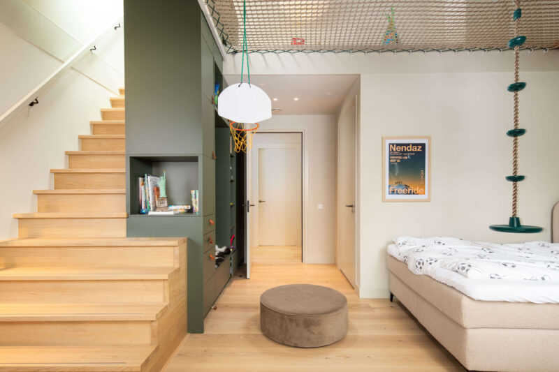 Luxe gezinsvilla ontworpen door EVE Architecten - Kinderkamer met twee verdiepingen