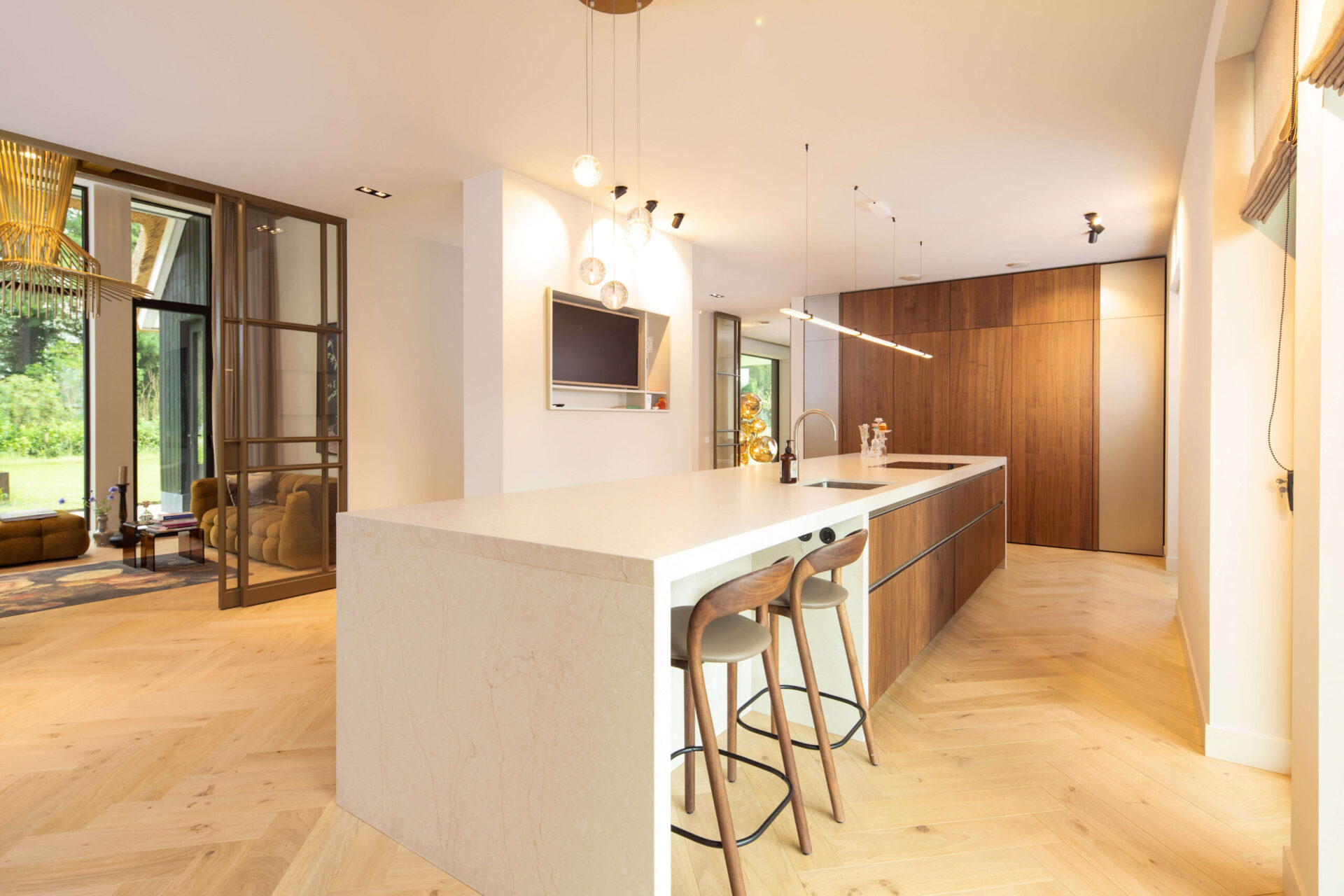 Luxe gezinsvilla ontworpen door EVE Architecten - Keuken