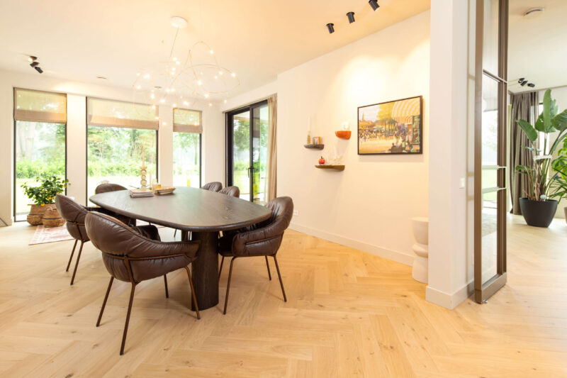 Luxe gezinsvilla ontworpen door EVE Architecten - Eettafel
