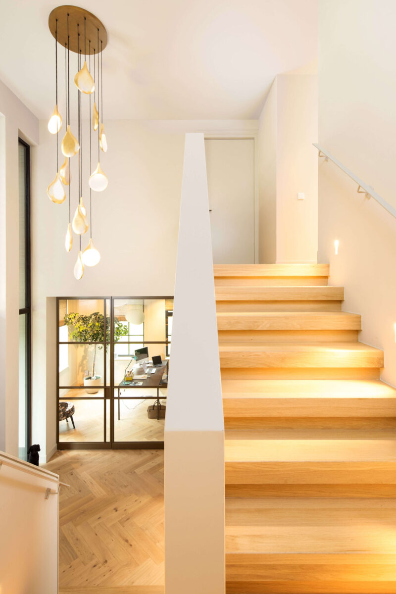 Luxe gezinsvilla ontworpen door EVE Architecten - Trap