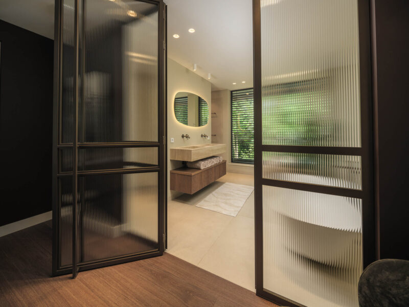 Luxe interieur ontworpen door EVE Architecten - Taatsdeuren badkamer