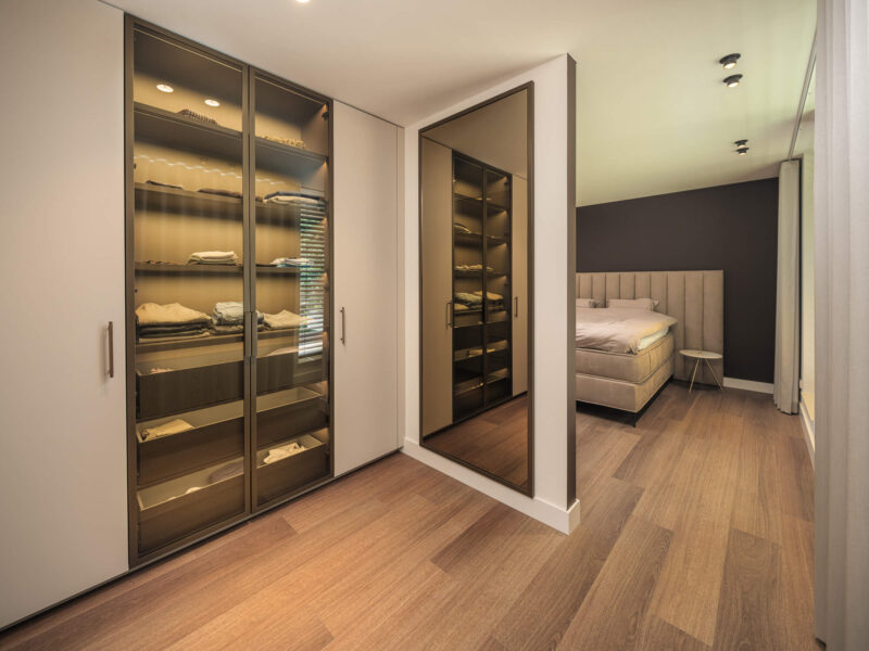 Luxe interieur ontworpen door EVE Architecten - Inloopkast