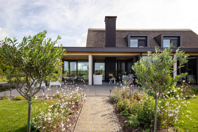 Rietgedekte schuurwoning ontworpen door EVE Architecten - Overkapping achterzijde