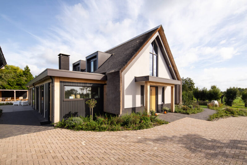 Rietgedekte schuurwoning ontworpen door EVE Architecten - Voorzijde