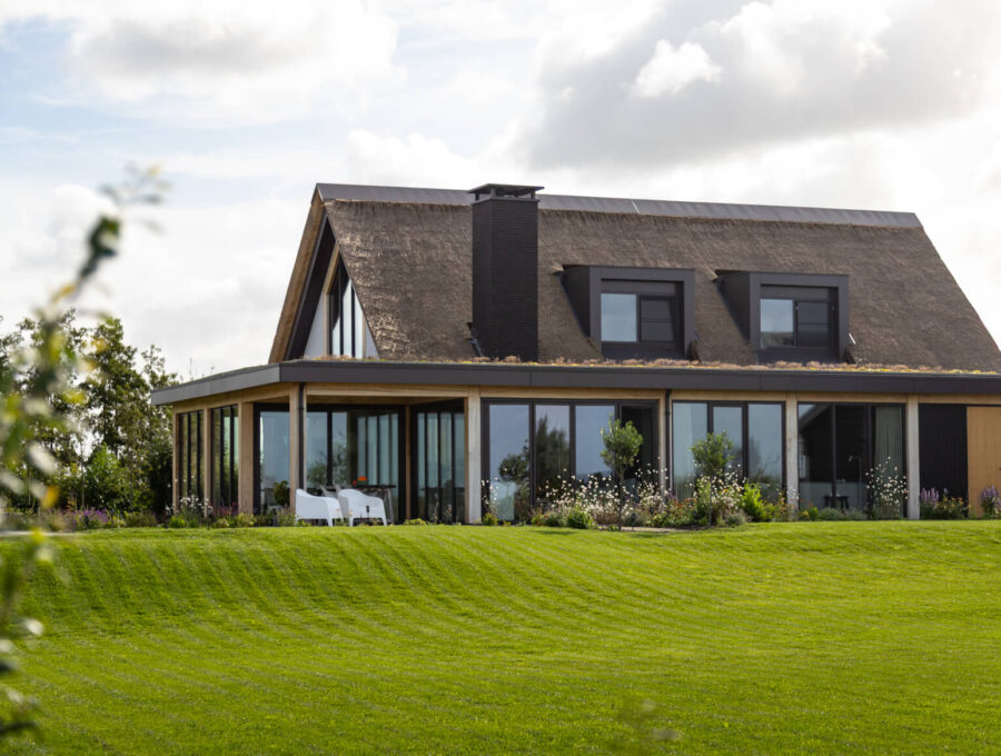 Rietgedekte schuurwoning in het buitengebied