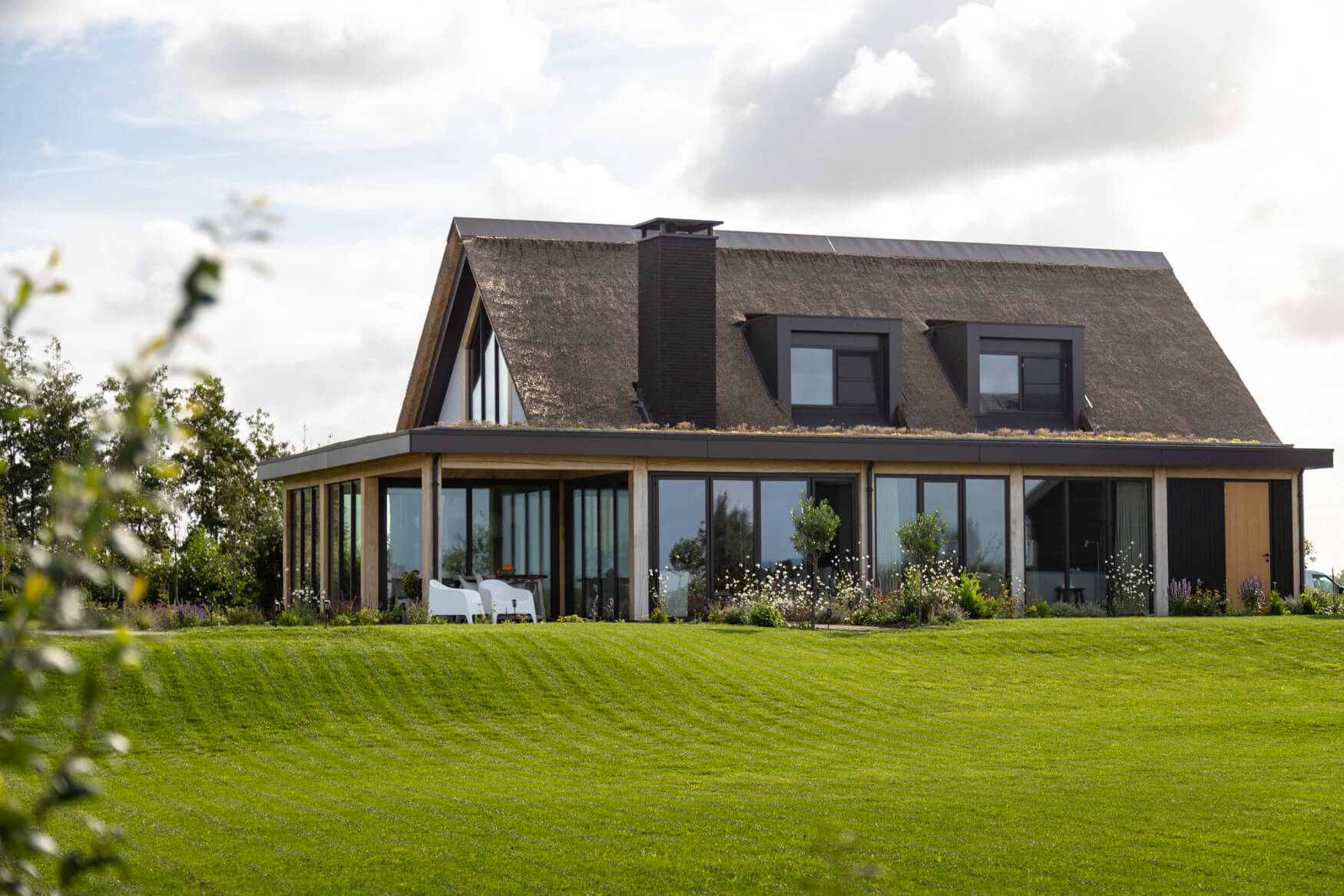 Rietgedekte schuurwoning ontworpen door EVE Architecten - Zijkant