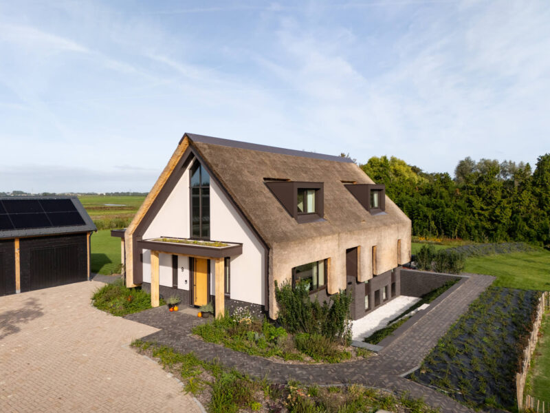 Rietgedekte schuurwoning ontworpen door EVE Architecten - Voorzijde