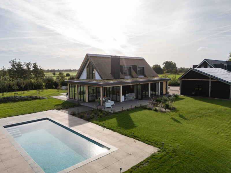 Rietgedekte schuurwoning ontworpen door EVE Architecten - Achterzijde