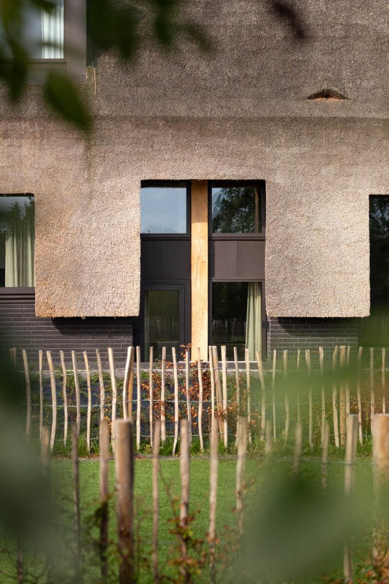 Rietgedekte schuurwoning ontworpen door EVE Architecten - Detail