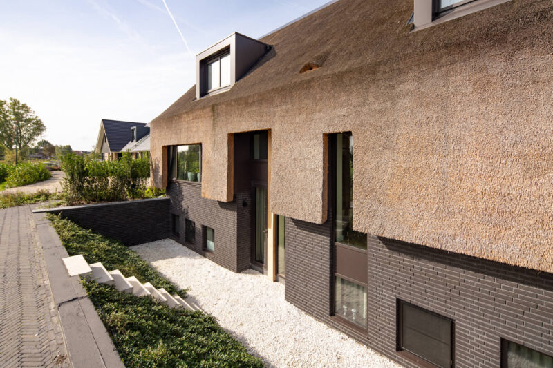 Rietgedekte schuurwoning ontworpen door EVE Architecten - Zijkant