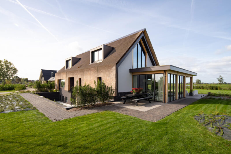 Rietgedekte schuurwoning ontworpen door EVE Architecten - Achterzijde